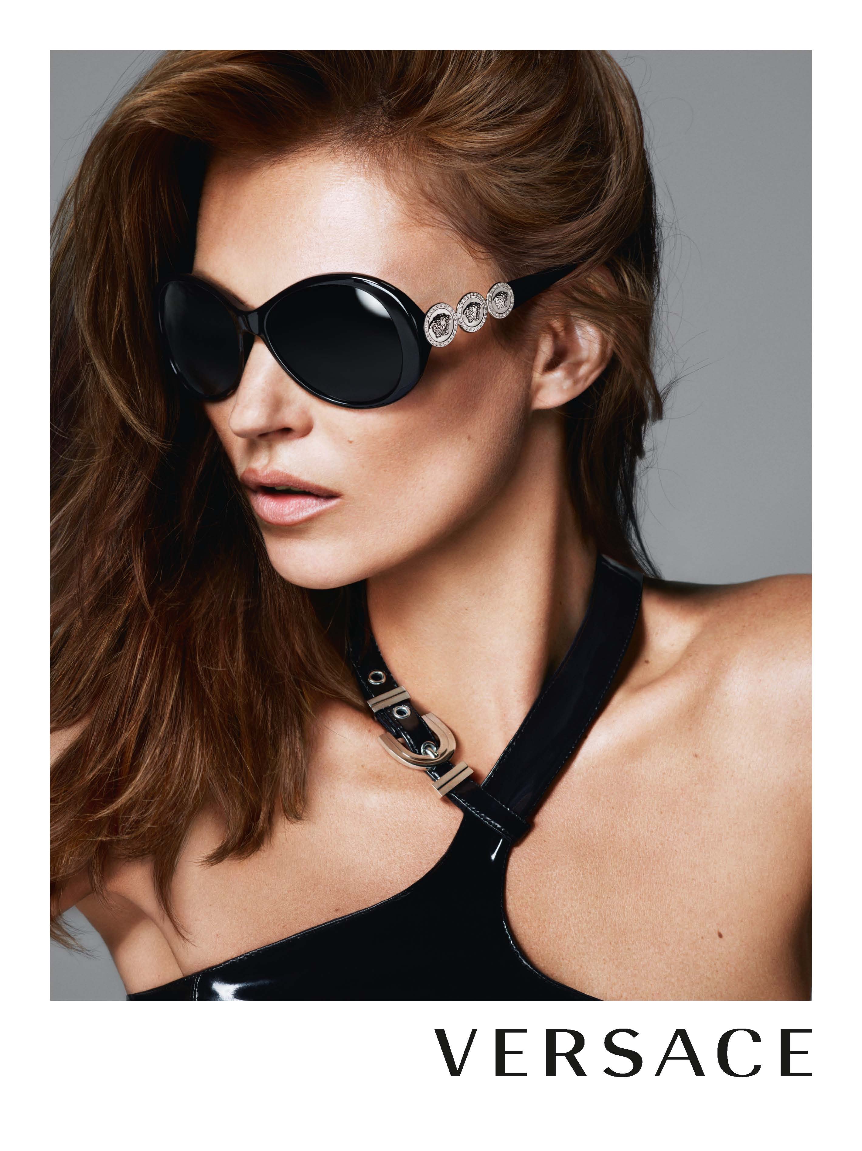 Модели солнцезащитных очков. Очки Версаче 2022 солнцезащитные. Очки Версаче 2014. Кейт Мосс очки. Очки Versace Eyewear collection.